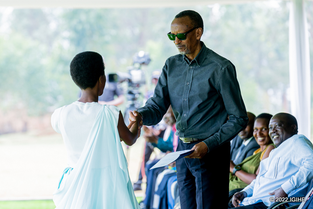 Uwababyeyi yatangiye gusiga akiri muto ku buryo ari inshuro ya kabiri akoze mu ntoki za Perezida Kagame
