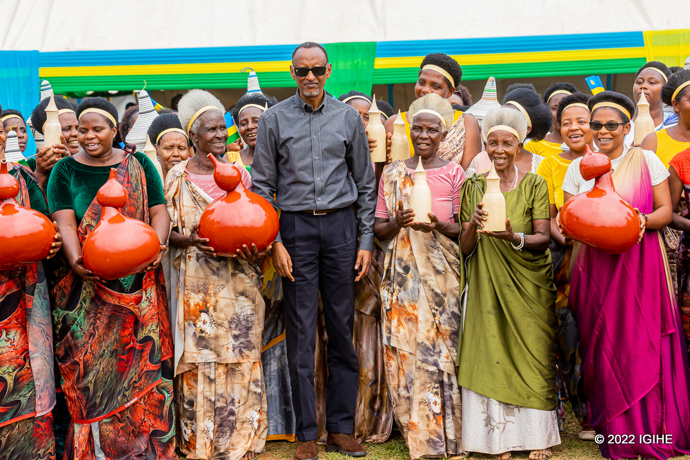 Aba babyeyi bishimiye guhura na Perezida Kagame, by'umwihariko bagafatana ifoto y'urwibutso