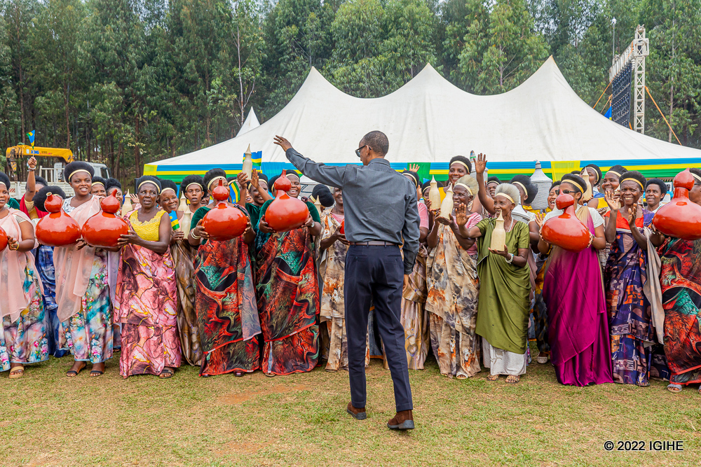 Perezida Kagame asezera ababyeyi bari bitwaje ibisabo, ibiseke n'inkongoro mu kumwakira