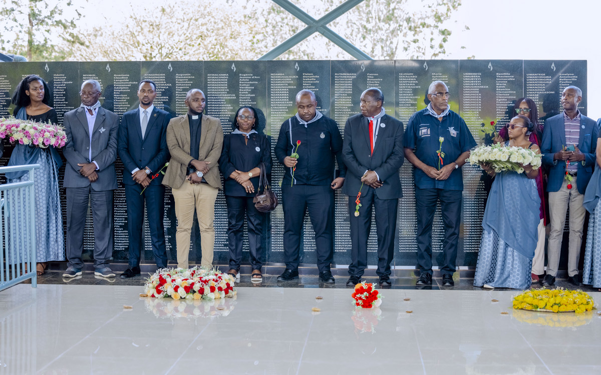 Abayobozi batandukanye bashyize indabo ku mva ishyinguwemo Abatutsi barenga 5000 mu Rwibutso rwa Jenoside rwa Ntarama