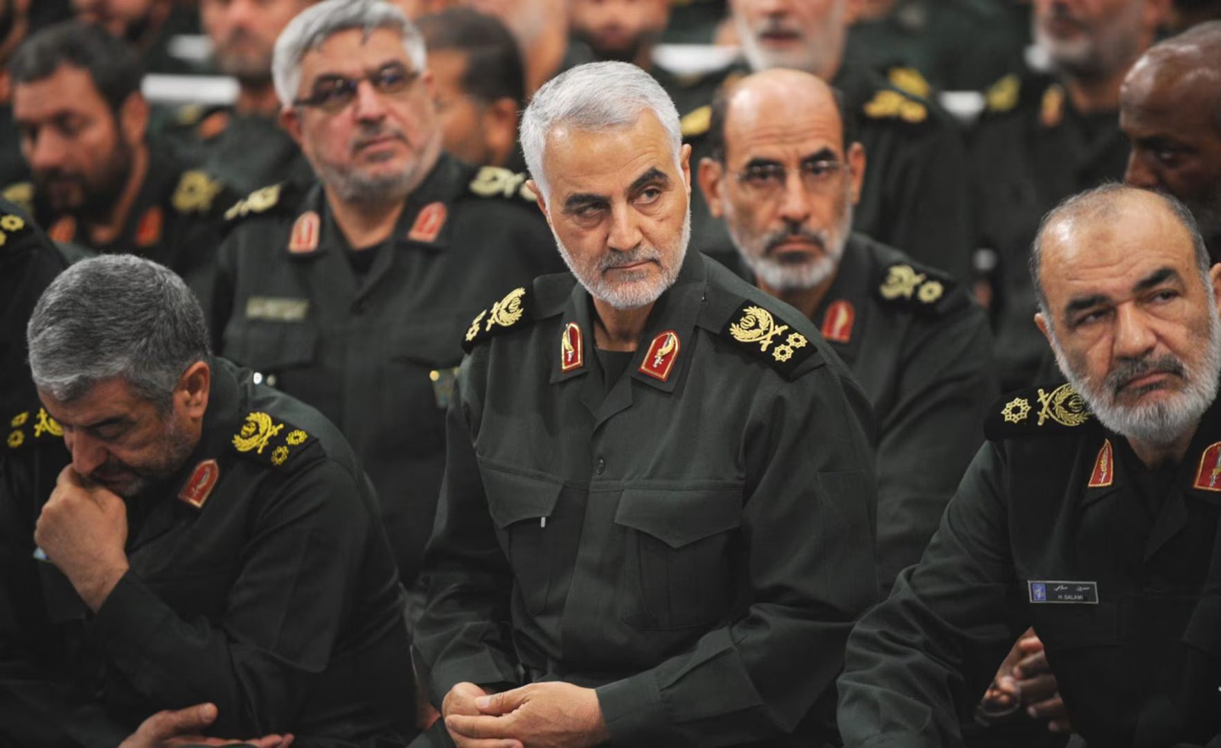Maj Gen Qassem Soleimani (hagati mu b'imbere) yabaye umuyobozi ukomeye mu ngabo za Iran