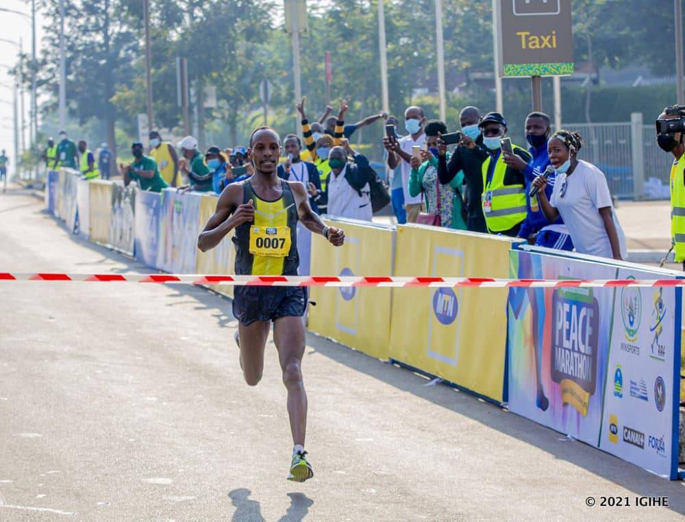 Nimubona Yves ni umwe mu Banyarwanda bahagaze neza mu gusiganwa ku maguru