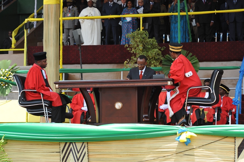 Perezida Kagame asinyira kongera kuyobora u Rwanda ubwo yari amaze kurahira mu 2010