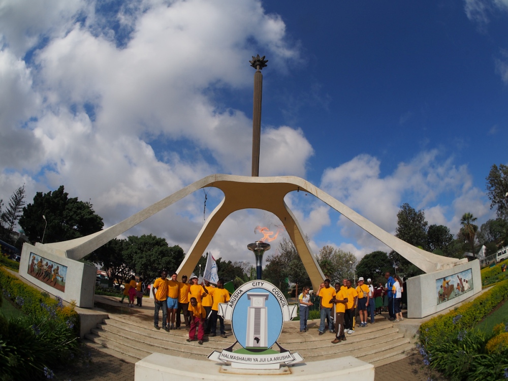 Arusha Monument, ikimenyetso kiri mu mujyi wa Arusha rwagati cyashyizweho mu 1977 nk'urwibutso rw'amasezerano yahabereye afatwa nk'izingiro ry'Itegeko Nshinga rya Tanzania