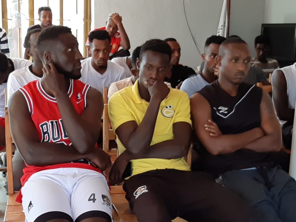 Myugariro Rugwiro Hervé (ibumoso) na Iranzi Jean Claude (iburyo) ubwo bari mu nama ibasomera ibarwa yo kubasezerera