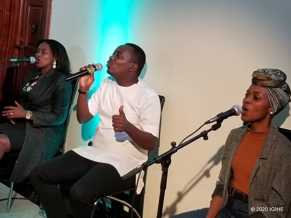 Abaririmbyi bafashaga Israel Mbonyi mu kuririmba