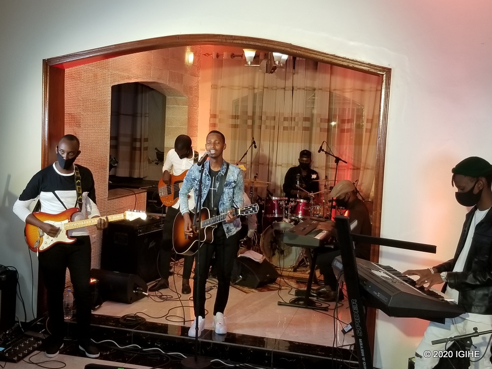 Israel Mbonyi yakoreye igitaramo gikomeye kuri internet mu ijoro ryo ku wa 20 Kamena 2020, yanateguje ko mu mezi atatu ategura kumurika album ye nshya