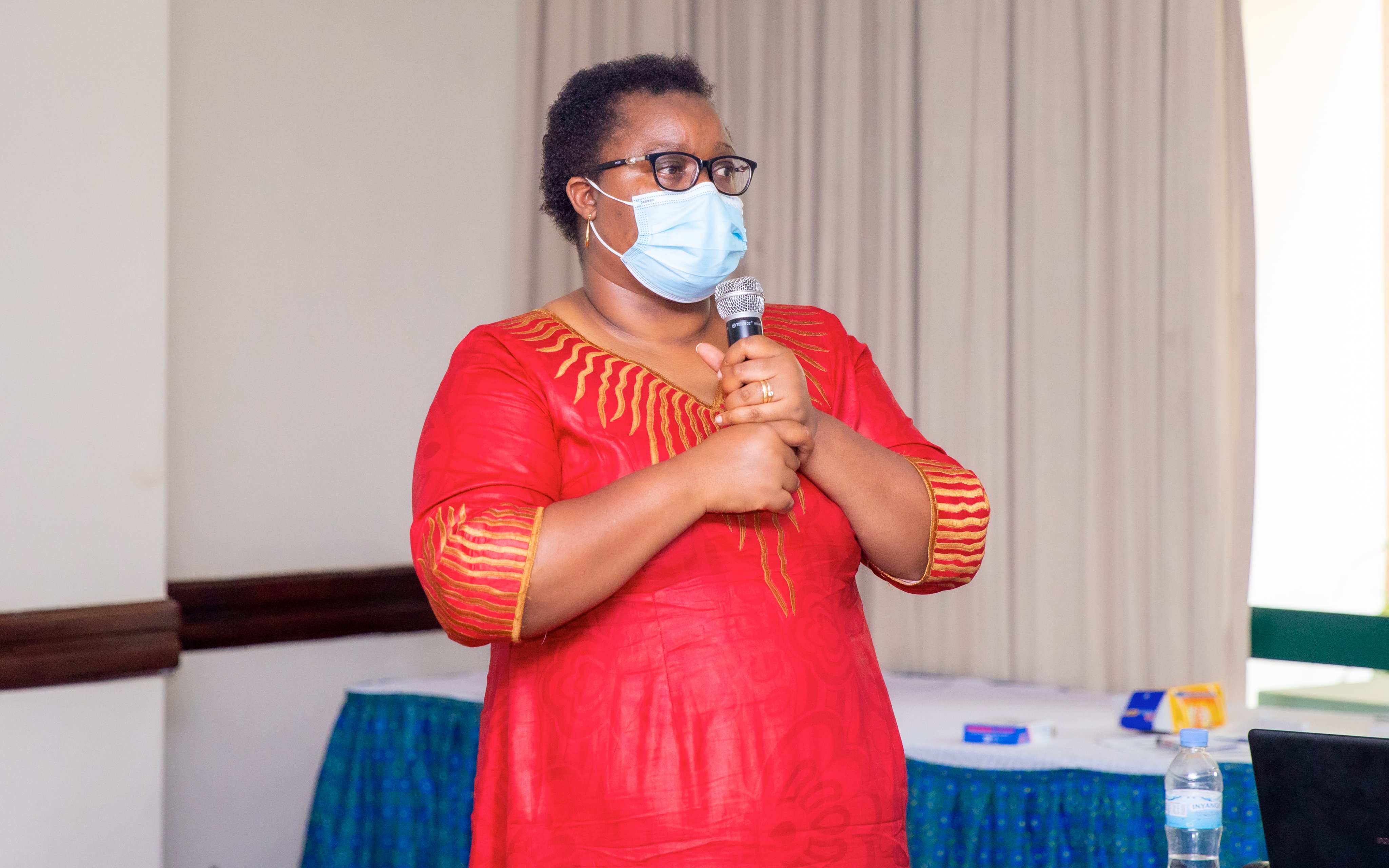 Dr Uwituze Solange yavuze ko hakenewe ubukangurambaga kugira ngo abantu bumve neza akamaro ko gushinganisha amatungo