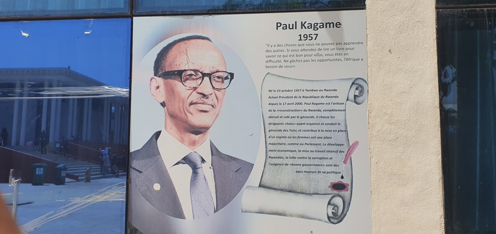 Ishusho ya Perezida Kagame n'ibigwi bye kuri Place du Souvenir Africain