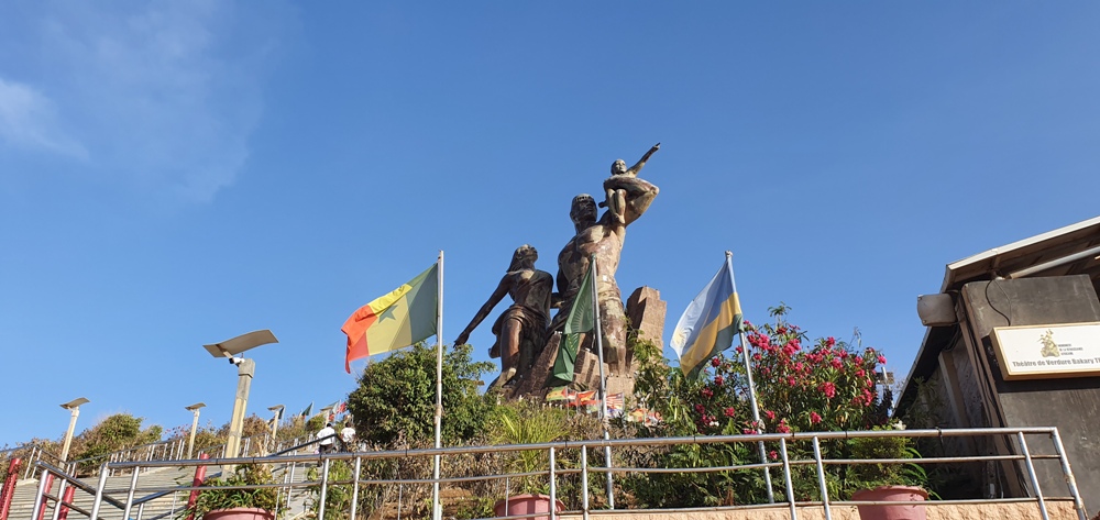 Kuri Monument de la Renaissance Africaine, ibendera ry'u Rwanda riri ku marembo