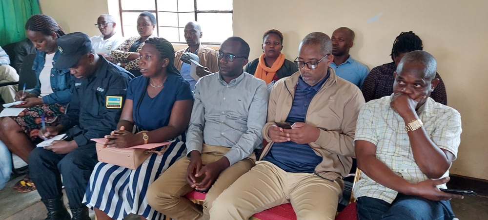 Abayobozi bakemuye ibibazo by'abaturage, ibidashobora gukemuka ako kanya bigahita byandikwa bigakurikiranwa
