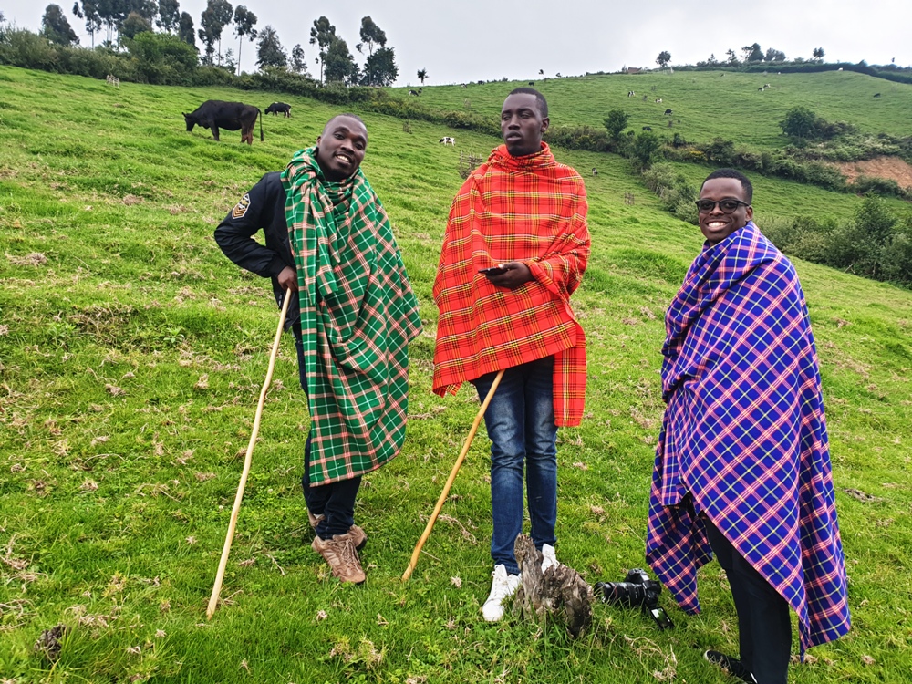 Ngabo (hagati) avuga ko yishimira ko ibintu yatangiye yikinira bimaze kumugeza kuri byinshi