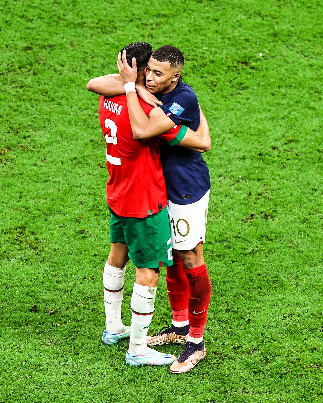 Ubwo umukino wari urangiye, Mbappe yahojeje Hakimi bakinana muri PSG
