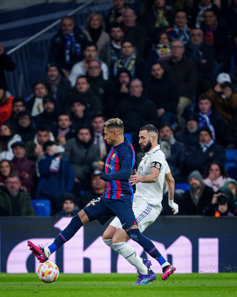 Karim Benzema ahanganiye umupira na Raphinha wa FC Barcelone
