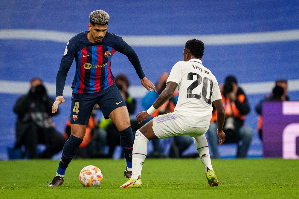 Ronald Araujo ashaka uko anyuza umupira kuri Vinicius Jr wa Real Madrid