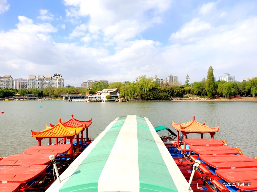 Iyo uri muri Black Bamboo Park, uba witegeye imiturirwa ya Beijing