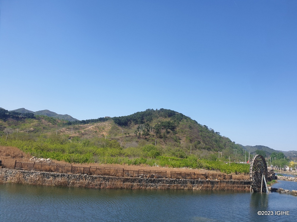 Uduce duturiye Great Wall of China uvuye mu murwa mukuru Beijing, ntabwo dutuwe cyane icyakora uhasanga ibikorwa bitandukanye nk'ubuhinzi, ubworozi n'ibigo by'ubushakashatsi
