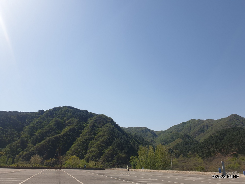 Mbere yo kwinjira mu cyanya kirimo Great Wall of China, unyura ku ruhererakane rw'imisozi ari nayo yafashije abami ba kera b'u Bushinwa kwirinda ibitero by'abanyamahanga