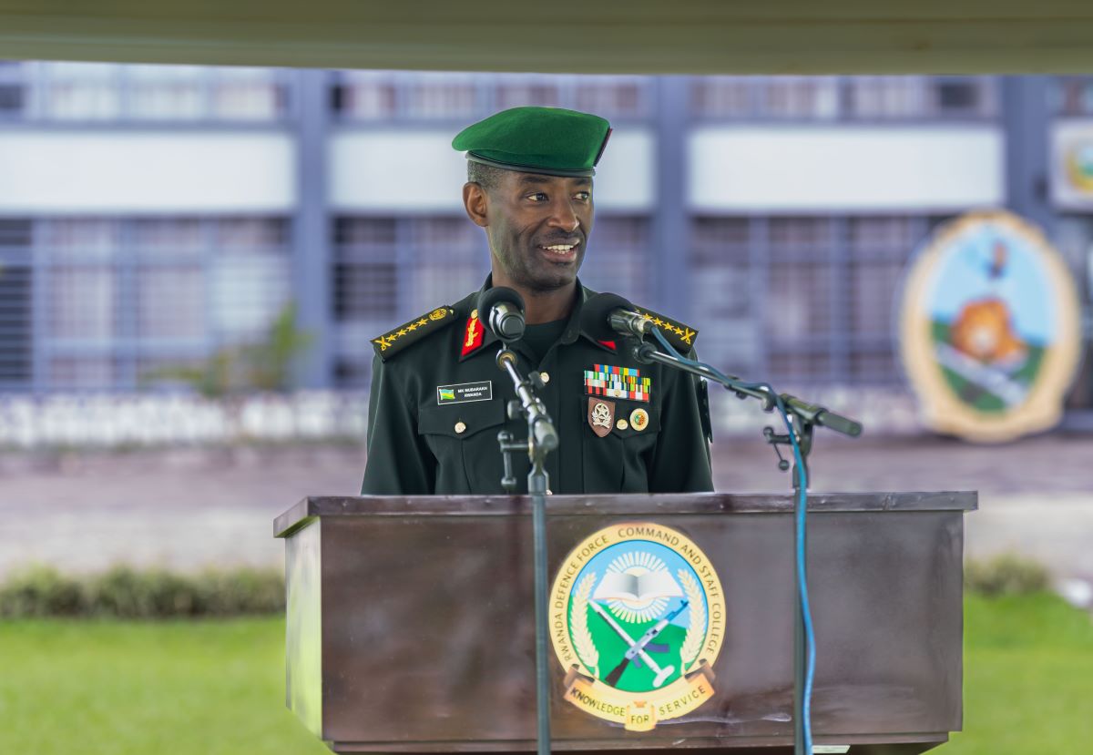 Umugaba Mukuru w'Ingabo z'u Rwanda, Gen Mubarakh Muganga, yasabye abasoje aya masomo kugira uruhare rufatika mu iterambere ry'igihugu