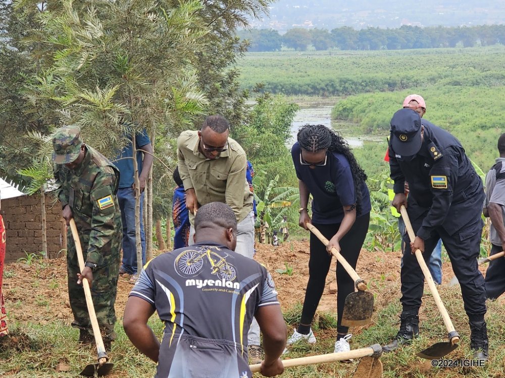 Inzego z'umutekano n'abahanzi bifatanya n'abaturage mu Muganda