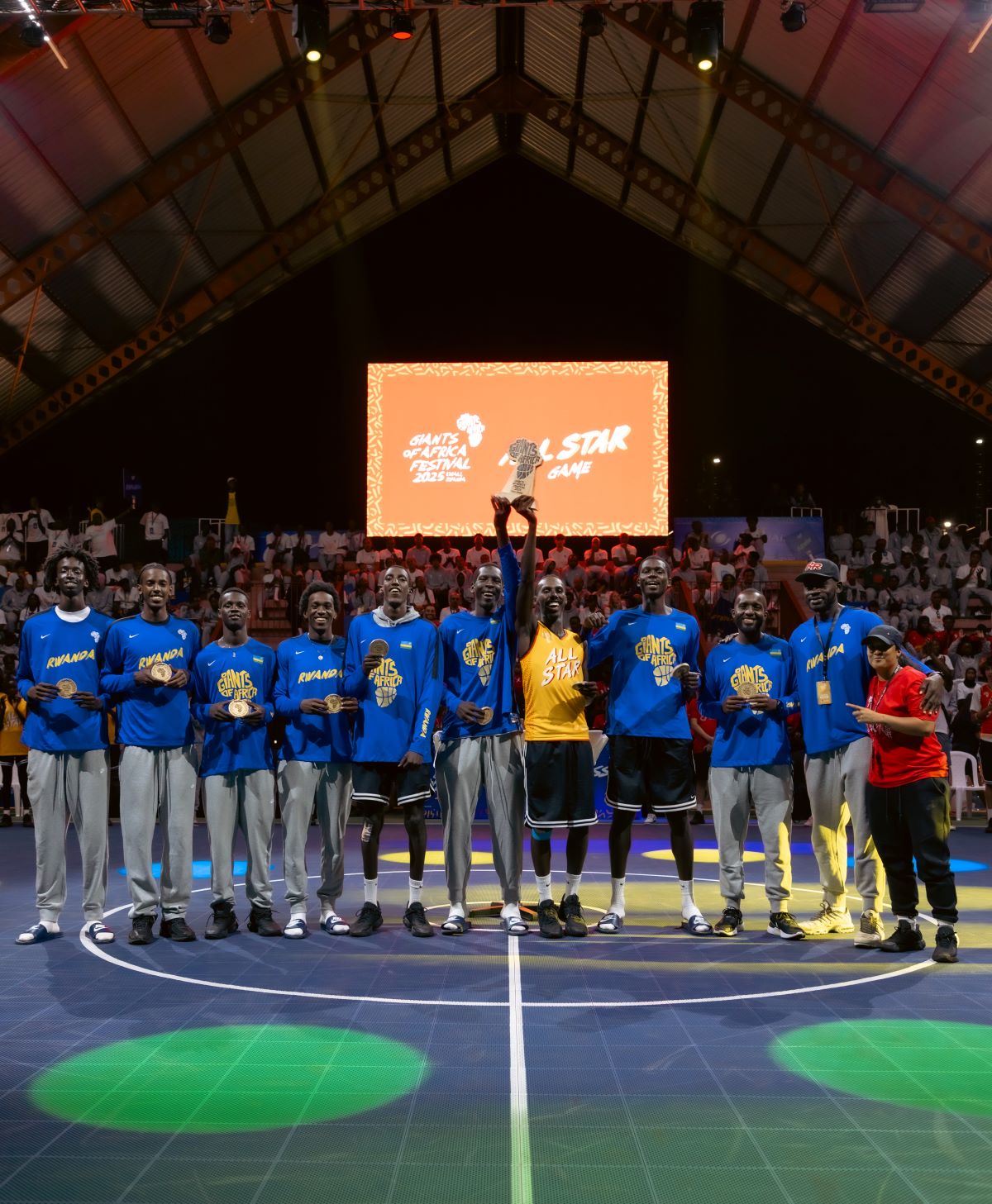 Ikipe y'u Rwanda yishimira igikombe