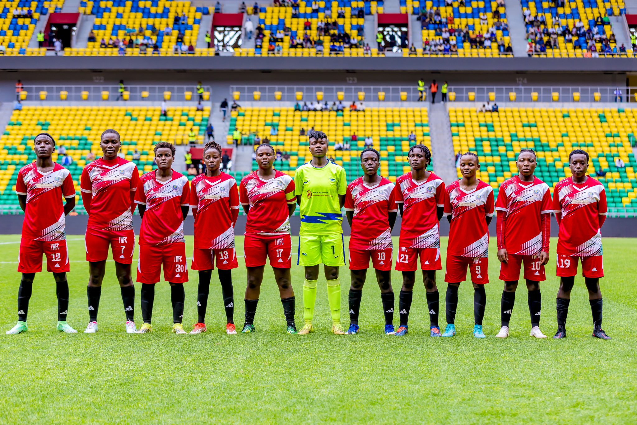 Umutesi Magnifique (ubanza iburyo) asigaje amasezerano y'igihe gito mu Indahangarwa WFC