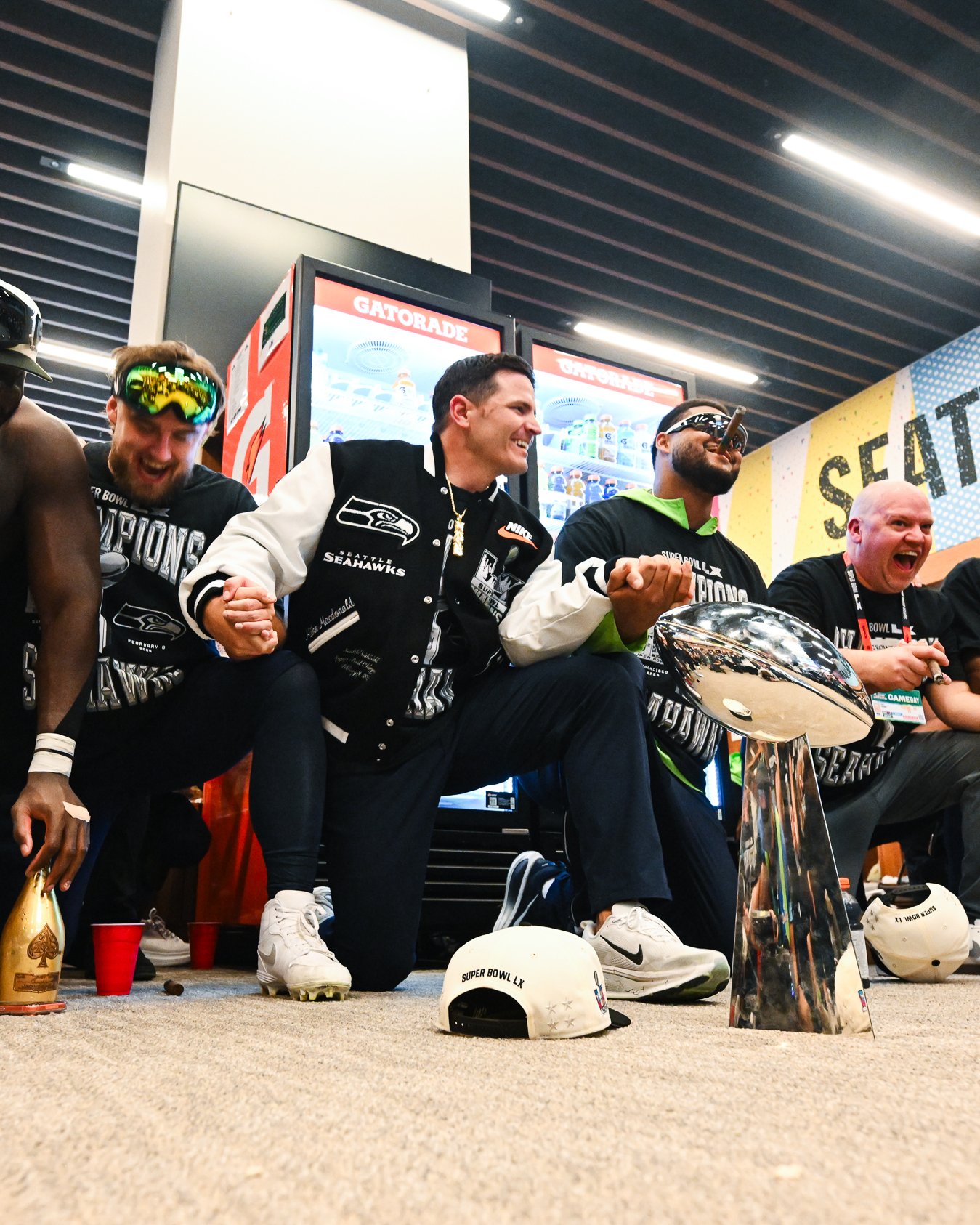 Abakinnyi ba Seattle Seahawks bishimira igikombe mu rwambariro