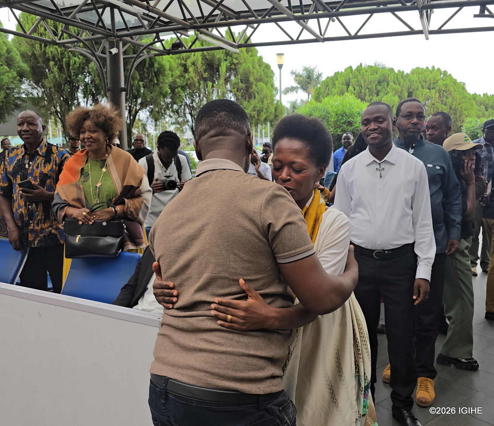 Abavandimwe ba Samusure bari bagiye kumwakira ari benshi