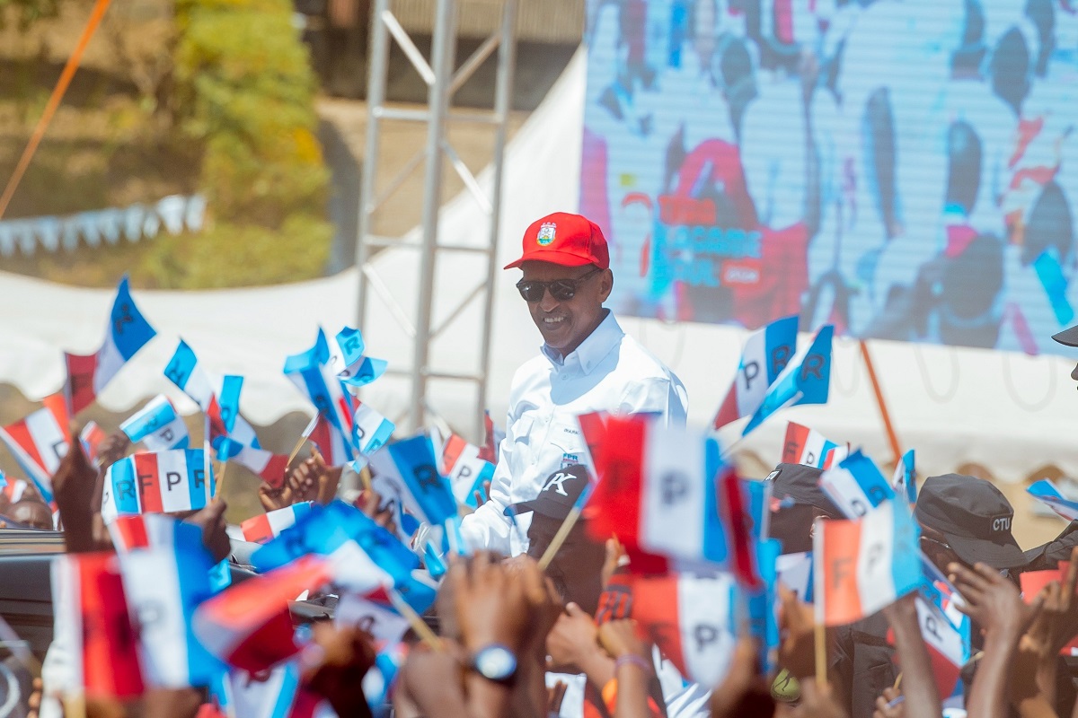 Ubwo Perezida Kagame yari ageze kuri site ya Mbonwa mu Karere ka Karongi, yakiriwe n'ibihumbi by'abaturage benshi baturutse muri aka karere n'utundi bihana imbibi