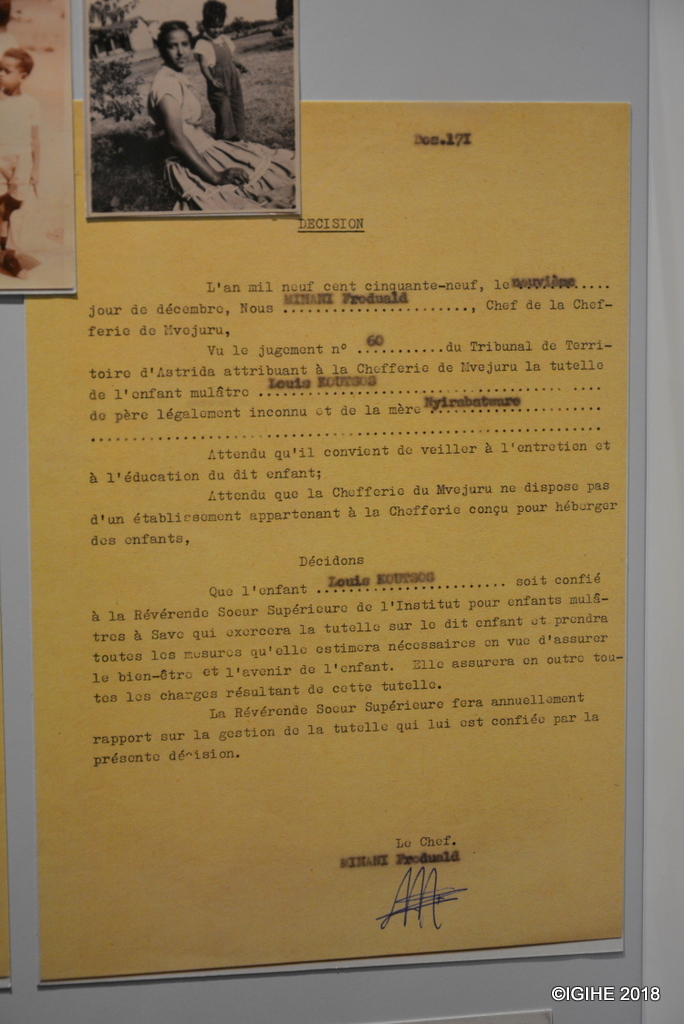 Iyi foto igaragaza ifishi yo mu 1955 y'umwana w’umu-métis i Save. Yajyanwe mu Bubiligi atandukanywa n’ababyeyi be. Igaragaza amwe mu mateka ababaje yabaye muri biriya bihe bya gikoloni aho abana b'imvange bafatwaga nabi ntibahabwe urukundo uko bigomba
