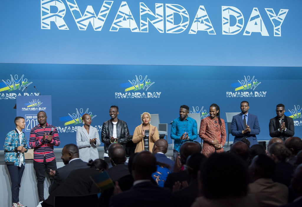 Uhereye ibumoso: Teta Barbara Babou, King James, Nina, Jules Sentore, Charly, Lionel Sentore, Igor Mabano, Kitoko Bibarwa na Bruce Melodie ubwo bivugaga imbere y'abitabiriye Rwanda Day