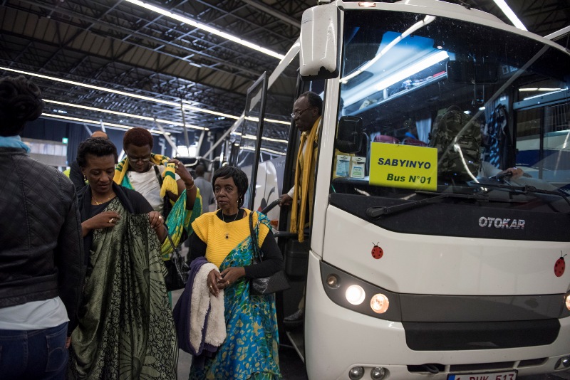 Nyuma yo gukora indendo ndende muri za bisi nini bava mu bihugu bitandukanye bagana mu Buholandi mu rwego rwo kwitabira Rwanda Day, hano barimo bururuka...