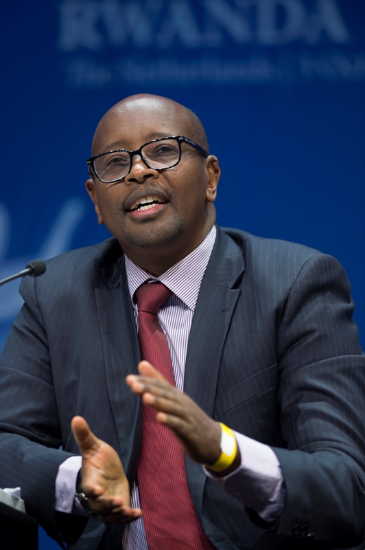 Minisitiri w'Ibikorwaremezo James Musoni ubwo yari mu kiganiro hagati y'abitabiriye Rwanda Day na bamwe mu bayobozi bo muri guverinoma