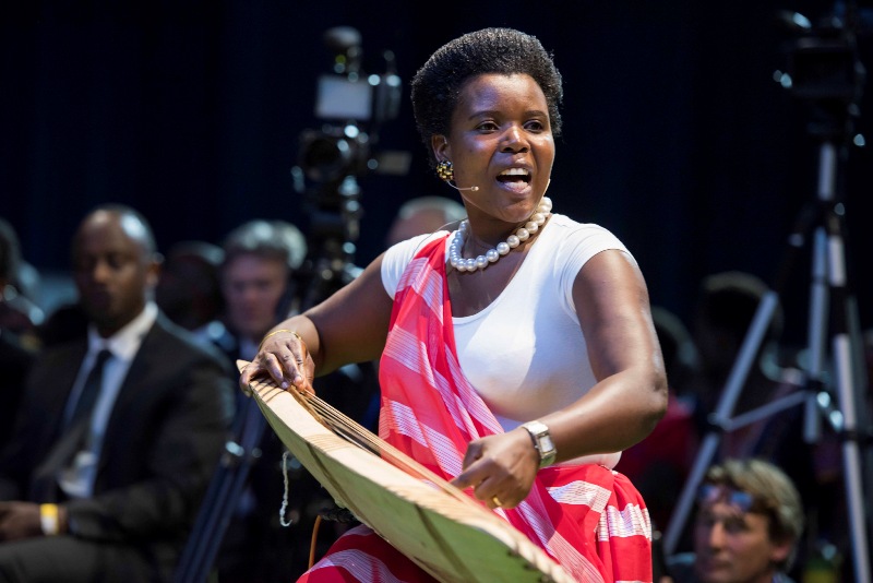 Sophia Nzayisenga ari gukora mu murya w'inanga nk'uko se Kirusu Thomas yabigenzaga, Ati "Kera nta mwari cyangwa umutegarugori wacurangaga inanga ariko kuri ubu natwe twahawe ijambo..."