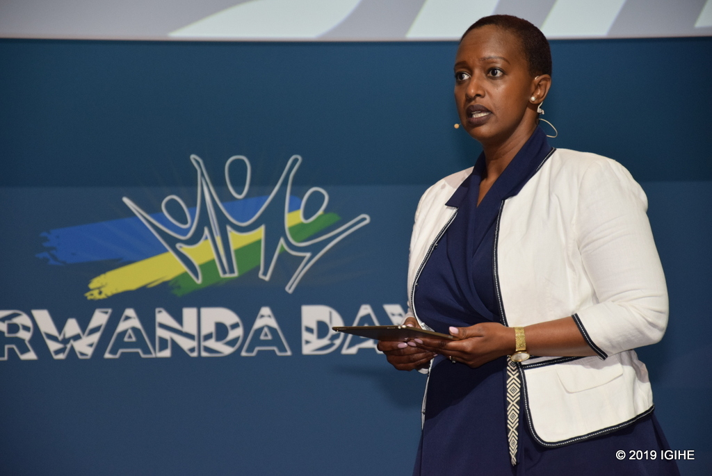 Umunyamabanga wa Leta Uhoraho muri Minisiteri y’Ububanyi n’Amahanga, Urujeni Bakuramutsa, yabwiye Abanyarwanda baba hanze kugana ishami ribashinzwe mu gihe bafite ikibazo