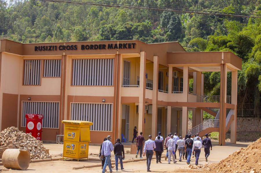 Minisitiri Habyarimana yasuye isoko ryubatswe mu koroshya ubucuruzi bwo ku mipaka, avuga ko agiye gukora ibishoboka byose mu kongera abacuruzi barikoreramo