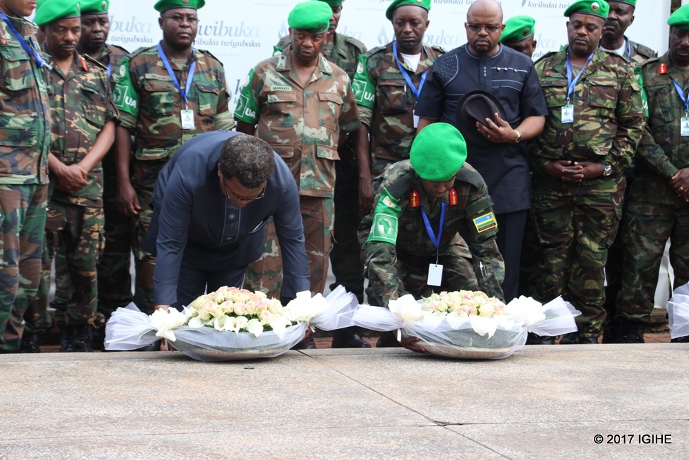 Abitabiriye iyi myitozo bashyize indabo ahashyinguye imibiri y'abazize Jensoide