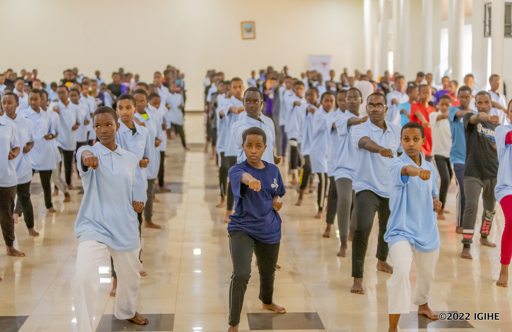 Urubyiruko rwiganjemo abakobwa rwakanguriwe kwimakaza umukino wa Karate mu buzima bwa buri munsi