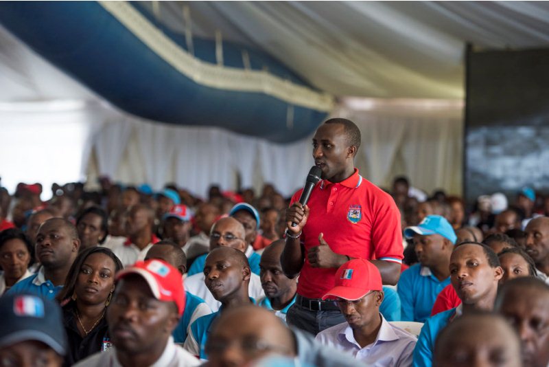 Umwe mu banyamuryango atanga ibitekerezo bye mu nama ya Biro Politiki y'Umuryango FPR-Inkotanyi