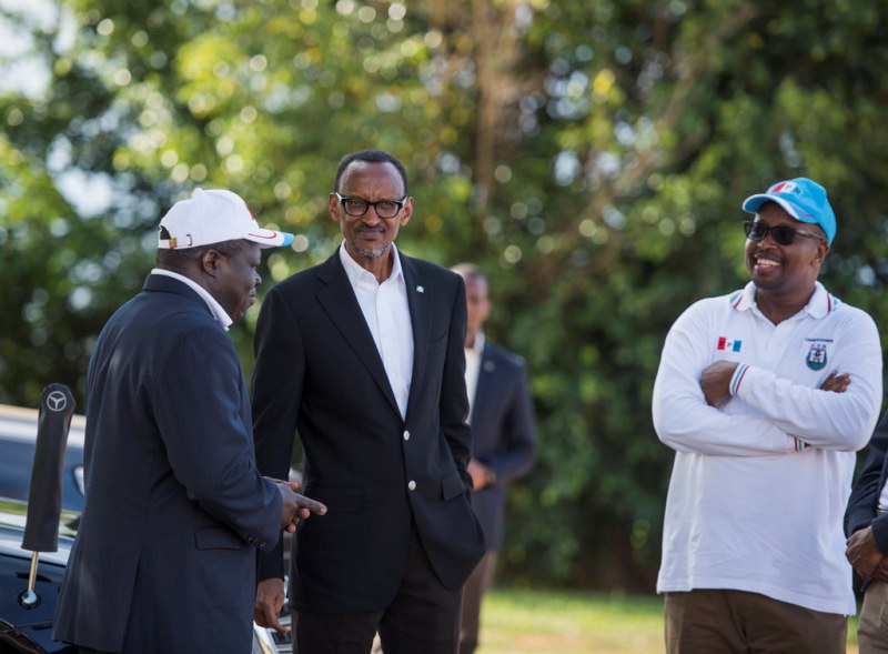 Perezida Kagame hamwe na Visi Chairman wa FPR Bazivamo Christophe na Minisitiri Musoni baganira
