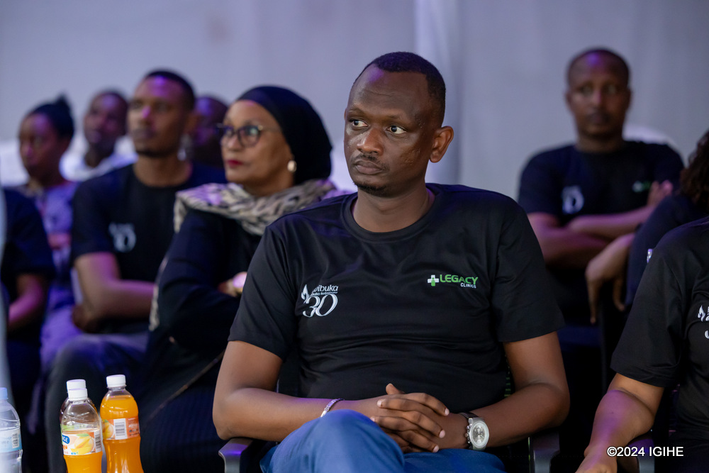 Umuyobozi Mukuru muri Legacy Clinics ushinzwe ubuvuzi, Dr Yves Laurent Bizimana ubwo yari akurikiranye impanuro zatangwaga ku bijyanye no guhangana n'ihakana n'ipfobya rya Jenoside yakorewe Abatutsi
