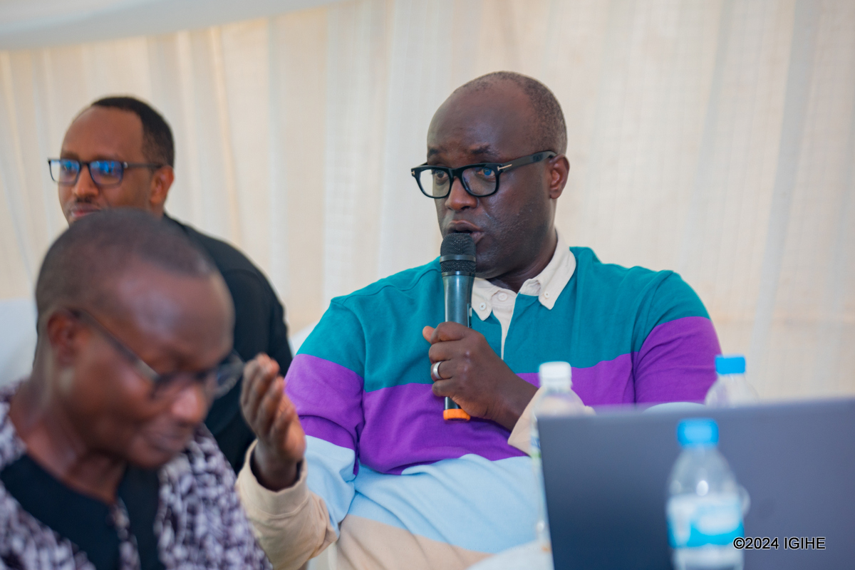 Umuyobozi Ushinzwe Ubucuruzi muri Prime General Insurance, Mike Byusa asobanurira aba-agents ibyo bagomba gukurikiza