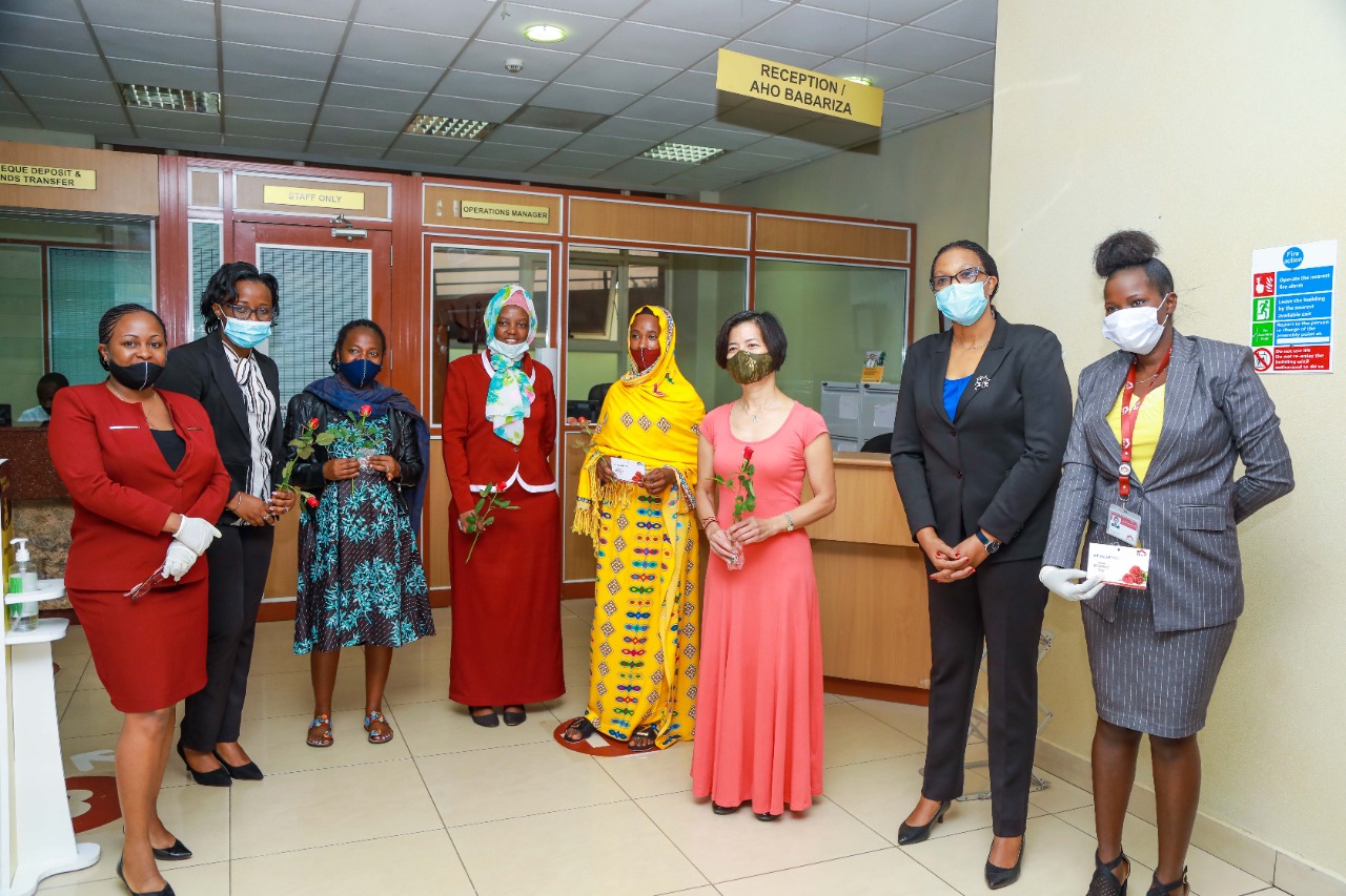 Buri mukiliya wageze mu ishami rya Equity Bank yahawe indabo n'impano zitandukanye