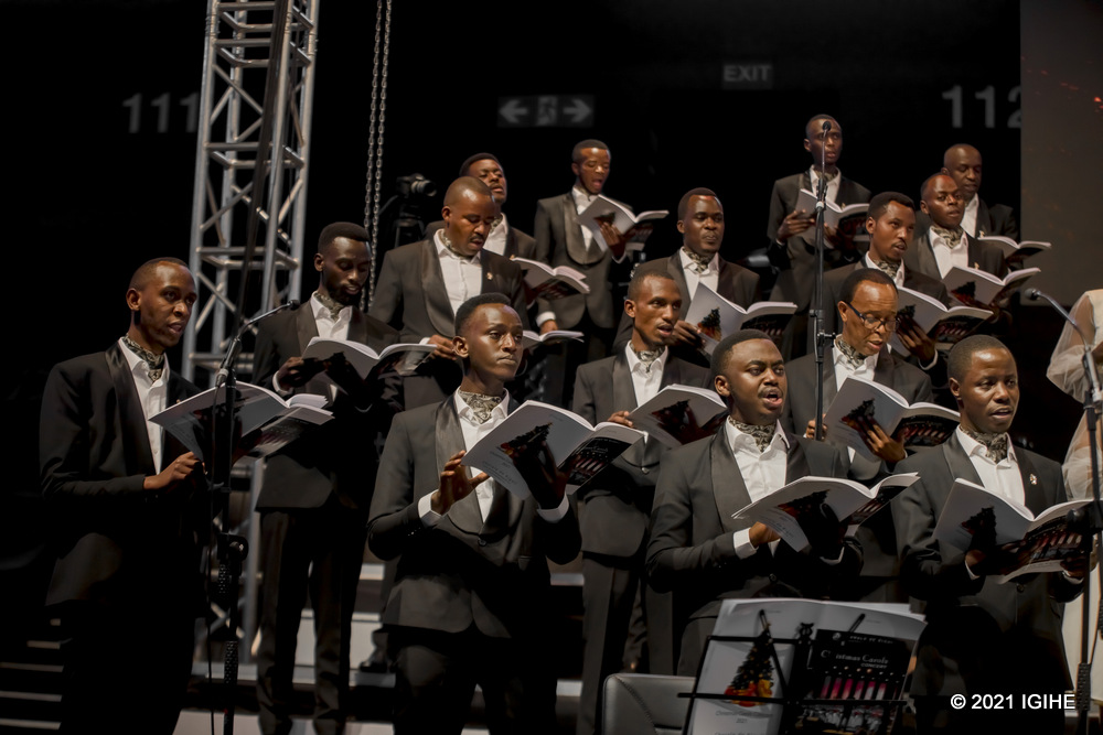 Abasore ba Chorale de Kigali na bo bahanika amajwi bikizihira ababumva