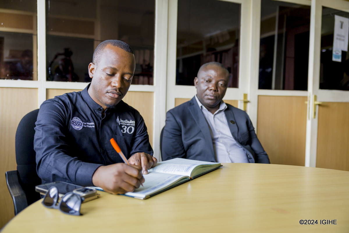 Ubwo Umuyobozi Mukuru wa RSSB n'Umuyobozi Wungirije w'Inama y'ubutegetsi w'uru rwego, Mukeshimana Marcel basinyaga mu gitabo cy'abashyitsi cyagenewe abasura Urwibutso rwa Jenoside rwa Nyanza ya Kicukiro