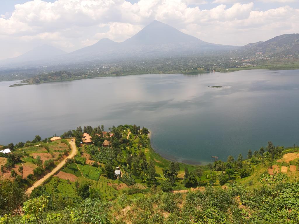 Usuye aka gace aba yitegeye ibirunga...