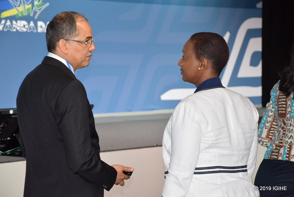 Ambasaderi w’u Rwanda mu Budage, Igor Cesar aganira n'Umunyamabanga wa Leta Uhoraho muri Minisiteri y’Ububanyi n’Amahanga, Urujeni Bakuramutsa