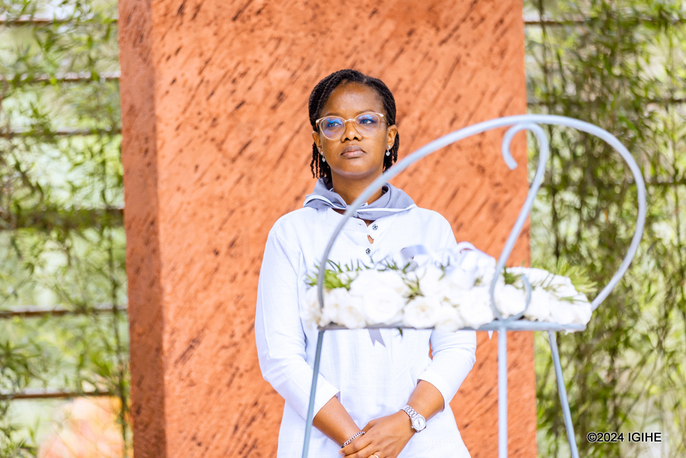 Umuyobozi wa Sosiyete ishinzwe gukwirakiza amazi WASAC Utilities Ltd, Gisèle Umuhumuza ni umwe mu bashyize indabo ku mva zo mu Rwibutso rwa Jenoside rwa Kigali rushyinguyemo abarenga ibihumbi 250 bishwe muri Jenoside yakorewe Abatutsi