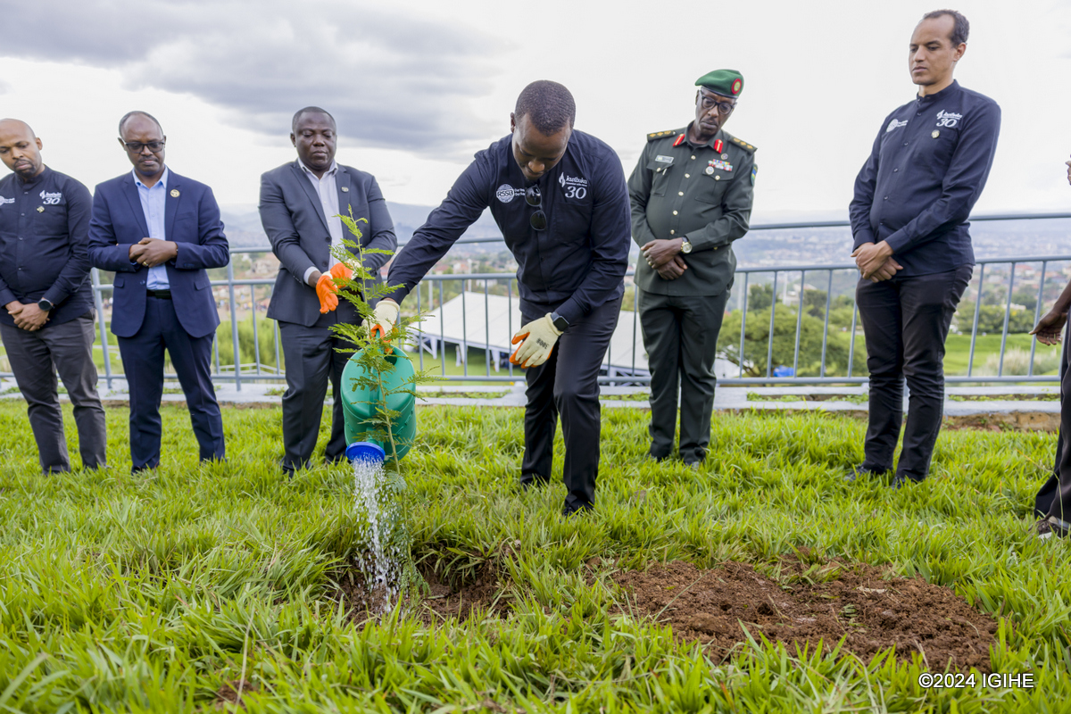 RSSB yateye igiti mu Busitani bwo Kwibuka buherereye mu Rwibutso rwa Jenoside rwa Nyanza ya Kicukiro