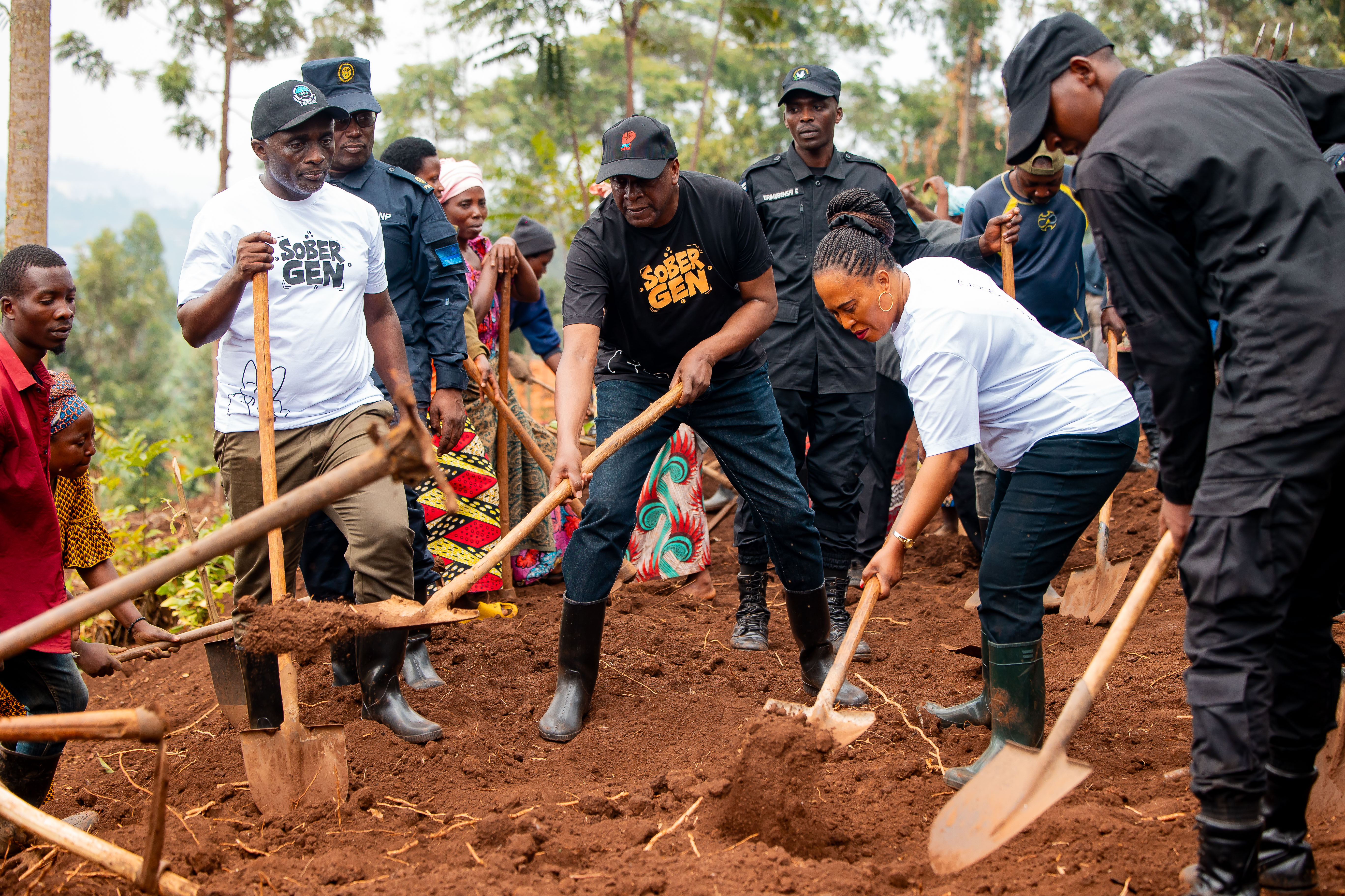 Minisitiri Bizimana Jean Damascène ni umwe mu bari bitabiriye uyu muganda